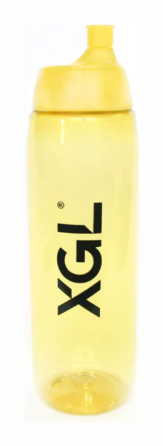 Botella deportiva amarilla translúcida con tapa de boquilla y el logo de XGL impreso