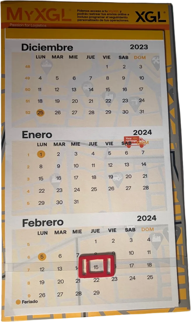 Calendario de tres meses con la marca MyXGL y cursor rojo para marcar el día