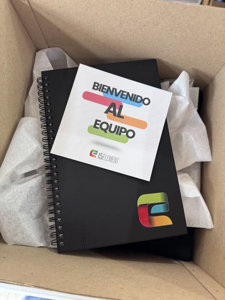 Kit de bienvenida de 15Element en caja de cartón, con libreta negra de espiral y tarjeta de Bienvenido al equipo
