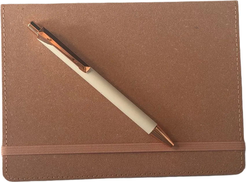 Libreta de pasta kraft con elástico y pluma blanca con detalles en oro rosa