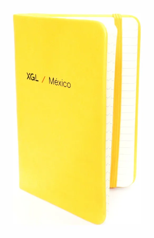 Libreta amarilla con el logo de XGL en la portada